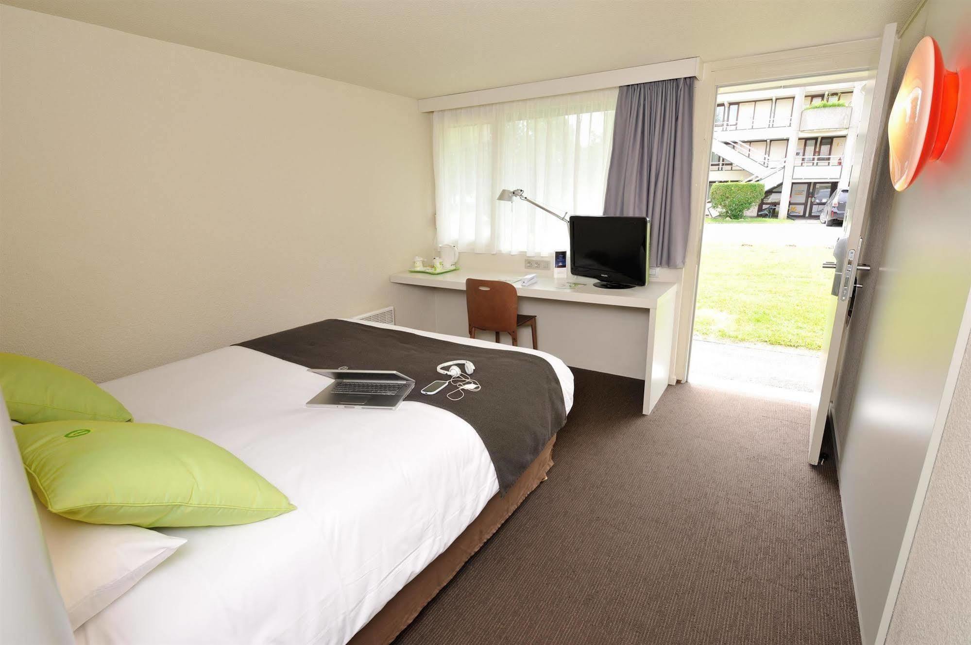 Campanile Saint Quentin Hotel Buitenkant foto